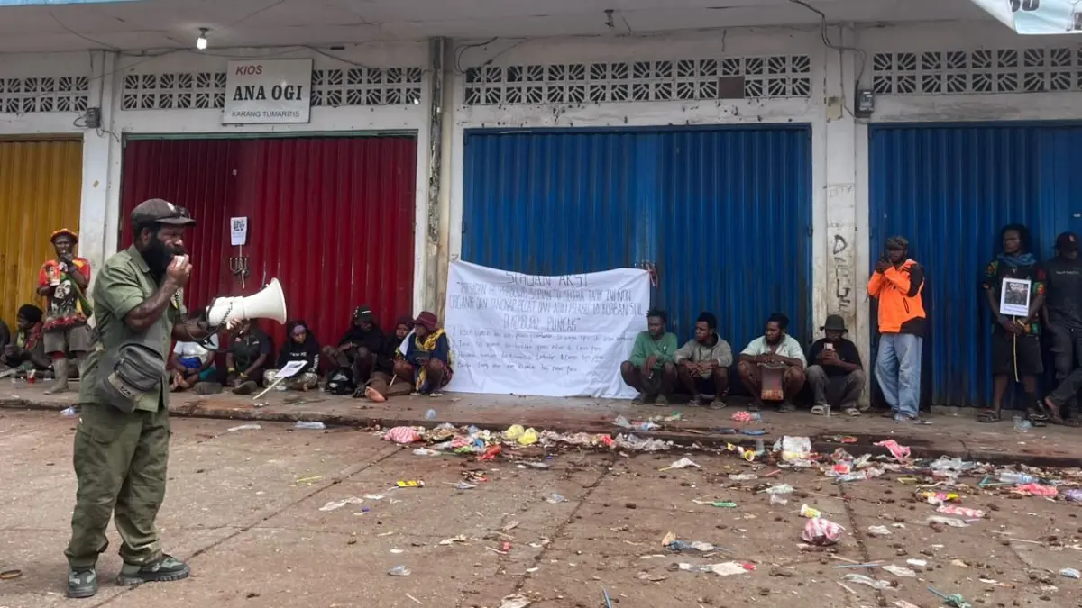 Spanduk pernyataan Sikap yang ditulis dengan tangan yang dibentangkan di tengah-tengah aksi massa di Pasar Karang, Senin (27/4/2026). (CEPOSONLINE.COM/THERESIA D. TEKEGE)&nbsp;