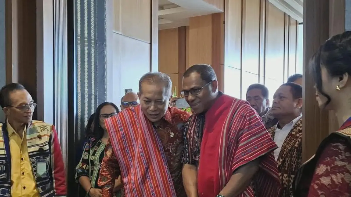 Menteri Koperasi Ferry Juliantono (tengah) berbincang-bincang dengan Wagub NTT Johni Asadoma saat tiba lokasi RAT Kopdit Swasti Sari di Kupang, Minggu (26/4/2026). ANTARA/Kornelis Kaha