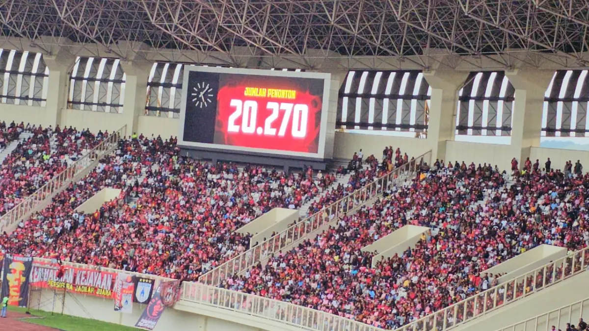 Nampak jumlah penonton di laga Persipura vs Barito yang mencapai 20.270 orang yang hadir di Lukas Enembe. (CEPOSONLINE.COM/HANS PALEN)
