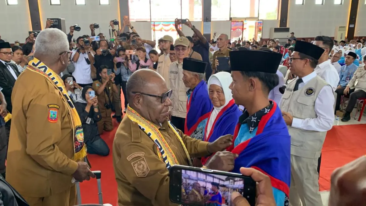 Para Calon Jemaah Haji yang mengikuti seremoni pelepasan di Graha Eme Neme Yauware, Selasa (28/4/2026). (Foto: CEPOSONLINE.COM/MOH. WAHYU WELERUBUN).