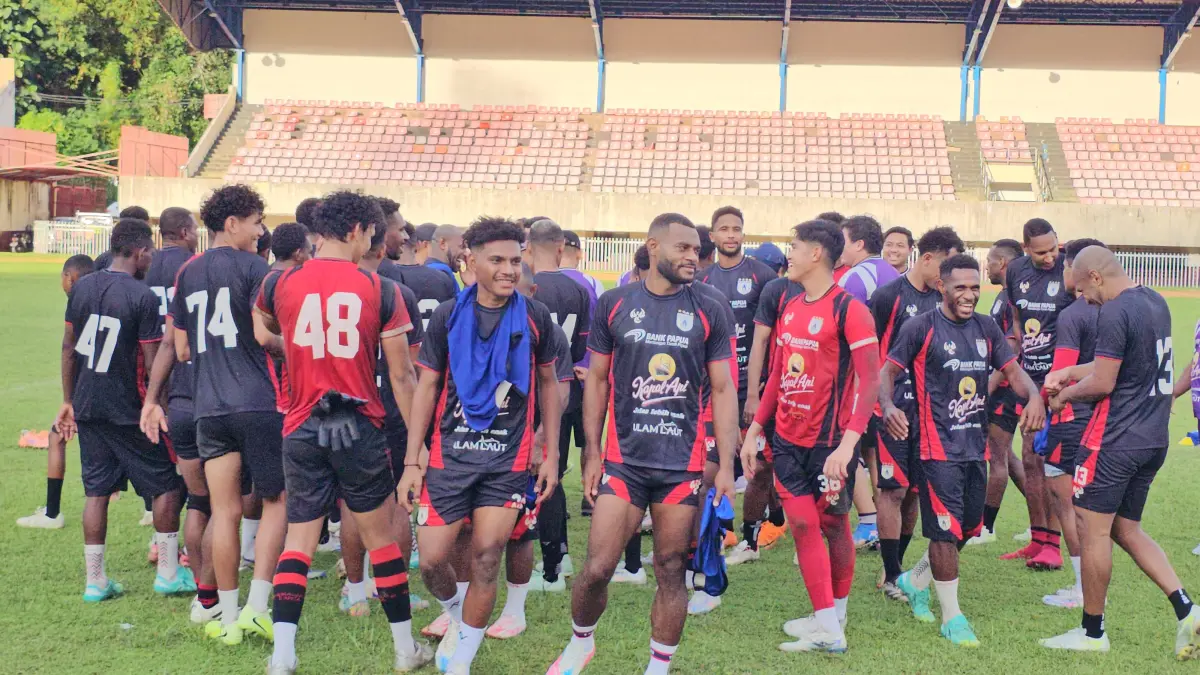 Pemain Persipura saat berkumpul usai jalani latihan di Stadion Mandala Jayapura belum lama ini. (CEPOSONLINE.COM/HANS PALEN).