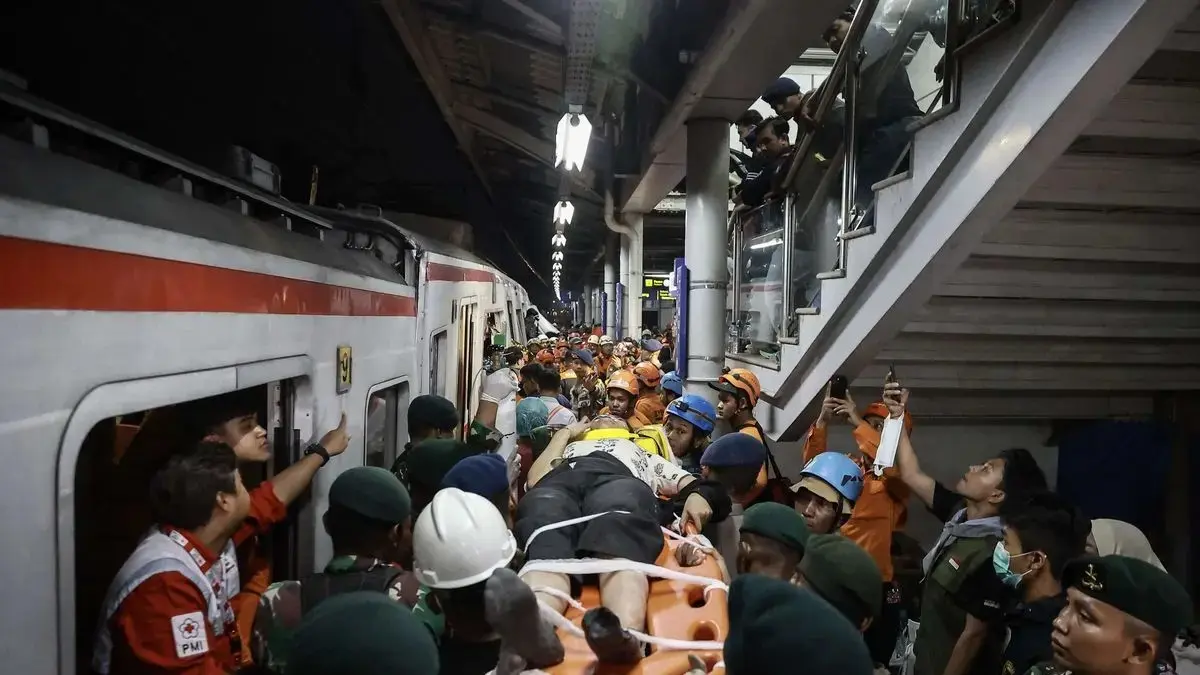 Petugas mengevakuasi korban kecelakaan KRL Commuterline dan KA Argo Bromo Anggrek relasi Gambir-Surabaya Pasar Turi di Stasiun Bekasi Timur, Bekasi, Jawa Barat, Selasa (28/4/2026).(ANTARA FOTO/DHEMAS REVIYANTO)