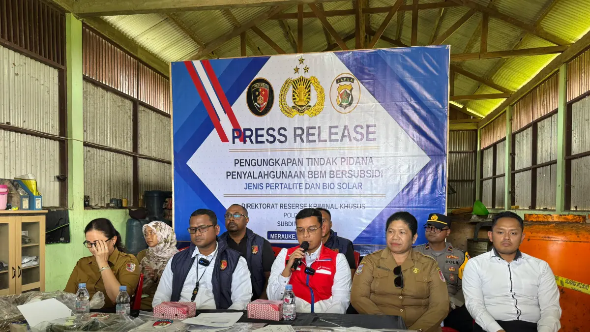 Press release pengungkapan BBM Subsidi oleh Direktorat Reserse Kriminal Khusus Subdit IV Ripidter Polda Papua di gudang UPJA Center Tani, Kampung Amunkay, SP 8 Tanah Miring, Senin (27/4/2026).
(Ceposonline.com/Sulo)