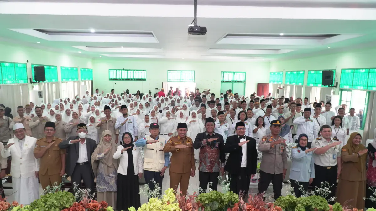 Wakil Wali Kota Jayapura, Rustan Saru saat foto bersama usai melapas ratusan jemaah haji, Selasa (28/4/2026).