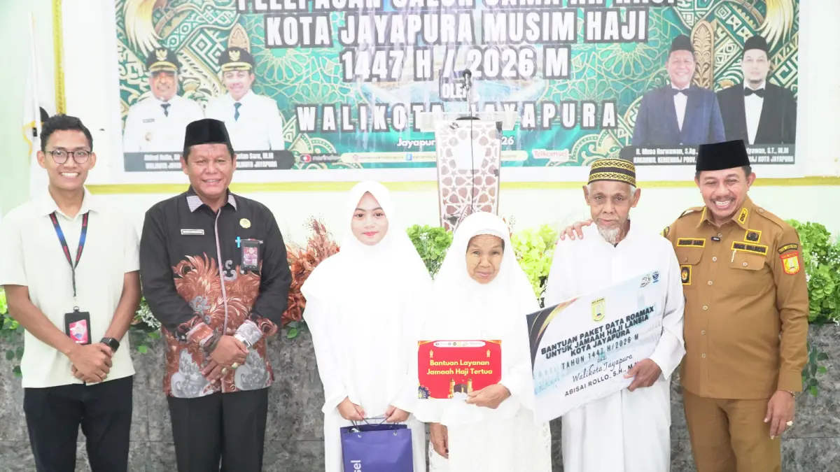 Wakil Wali Kota Jayapura, Rustan Saru saat foto bersama usai melapas ratusan jemaah haji, Selasa (28/4/2026).
