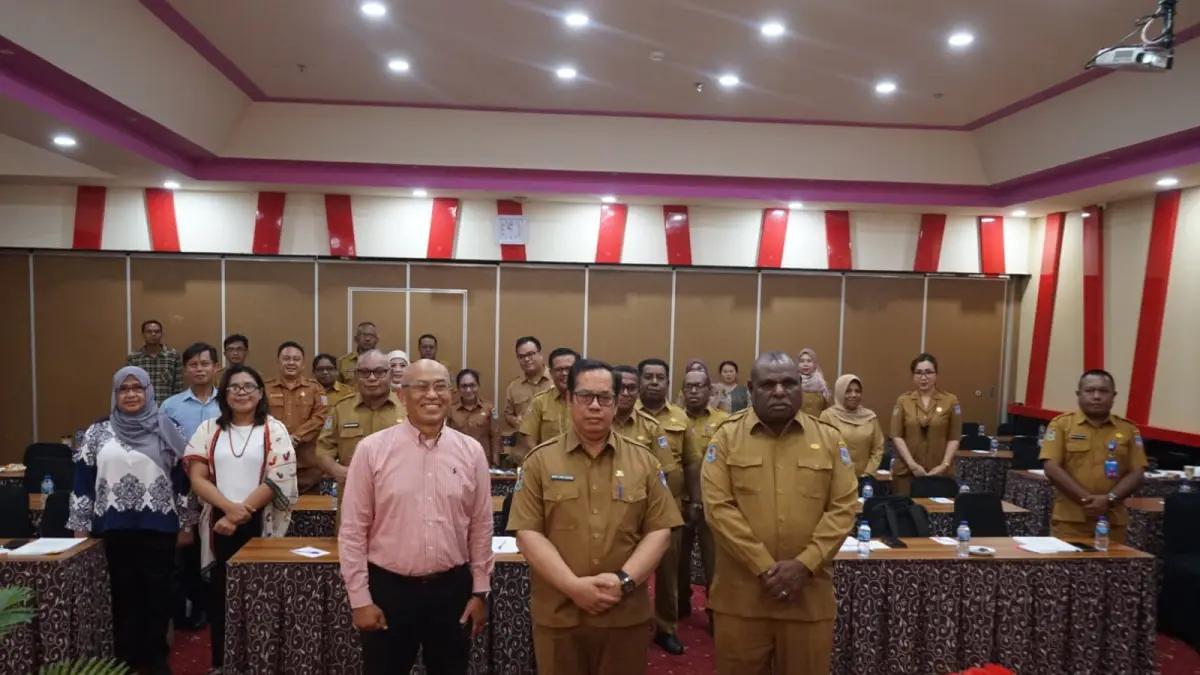 Asisten I Setda Papua Selatan Agustinus Joko Guritno bersama Kepala Dinas Pendidikan dan Kebudayaan Papua Selatan Ignasius Babaga pada pendalaman substansi Rancangan Perdasi Pendidikan di Papua Selatan, Selasa (28/4/2026) 

(Humas Biro Umum Setda Papua Selatan/Ceposonline.com) 