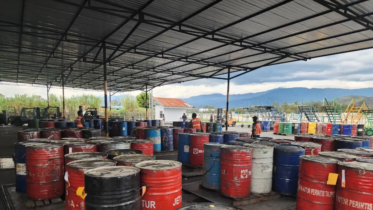 BBM yang diangkut penerbangan Cargo Trigana Air Service dari Bandara Sentani Jayapura ke Bandara Wamena. Rabu (29/4/2026).