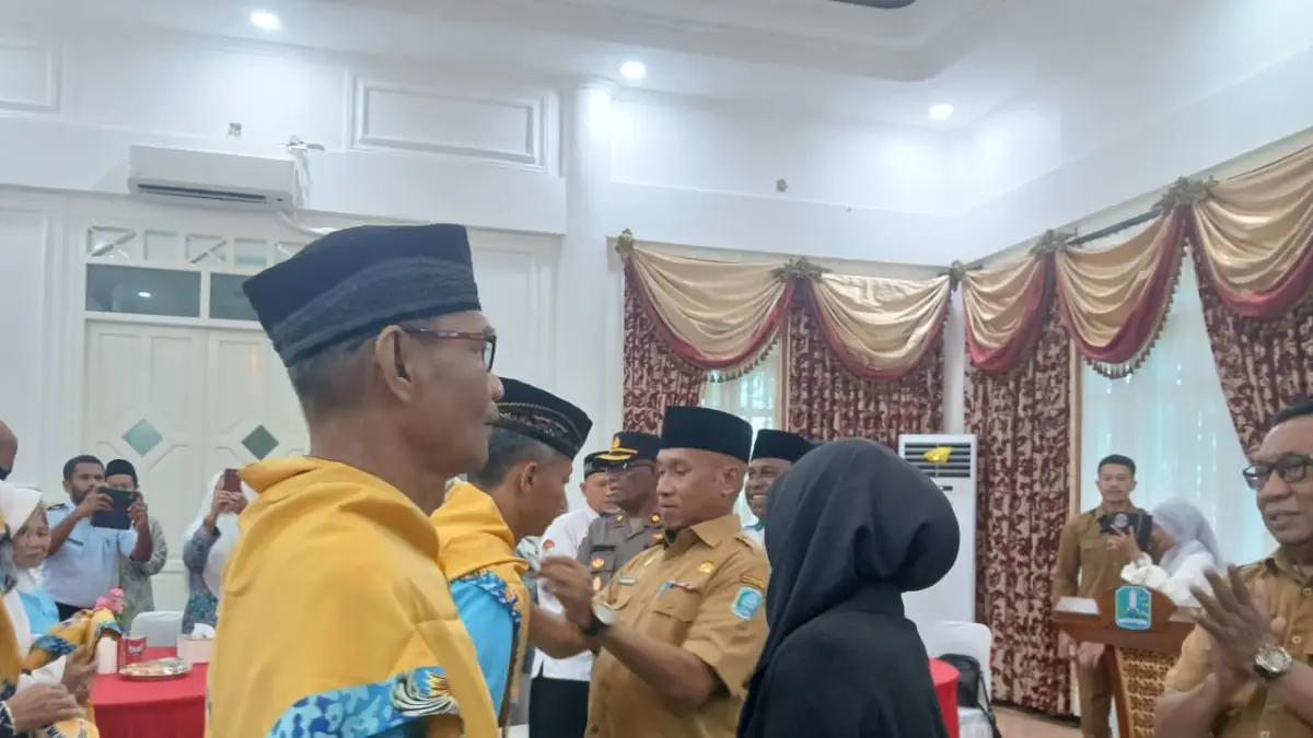 Bupati Biak Numfor Markus Octovinus Mansnembra, SH.,MM melepas 47 calon jemaah haji (CJH), di Gedung Negara Biak Numfor 01, Selasa (28/4/2026). &nbsp;(CEPOSONLINE.COM/FIKTOR)