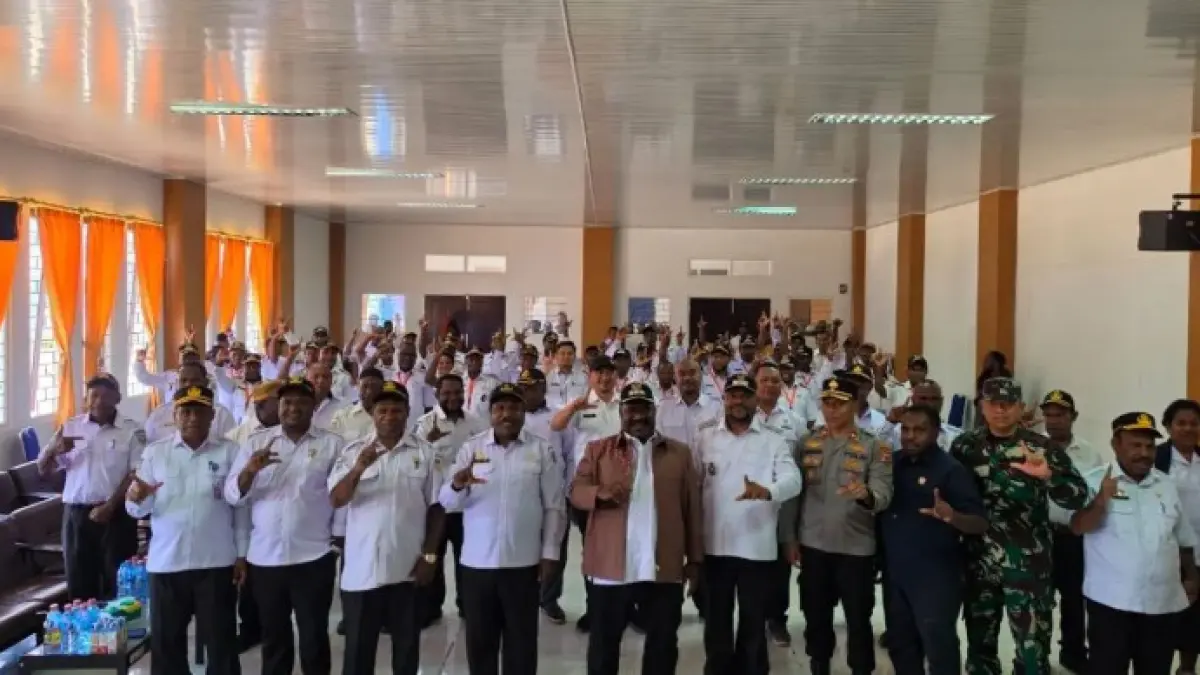 Bupati Lanny Jaya, Aletinus Yigibalom saat foto bersama pada rapat Koordinasi tingkat distrik se-Kabupaten Lanny Jaya 2026, Rabu (22/4/2026). /ANTARA/HO- Pemkab Lanny Jaya.