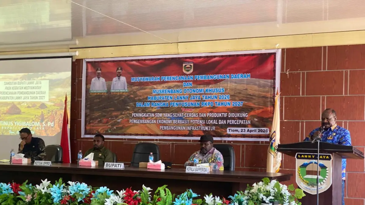 Bupati Lanny Jaya, Aletinus Yigibalom, S.Pd menyampaikan sambutan pada kegiatan Musrenbang Aula Kantor Bupati Lanny Jaya, 23 April 2026 ( humas /ceposonline.com)