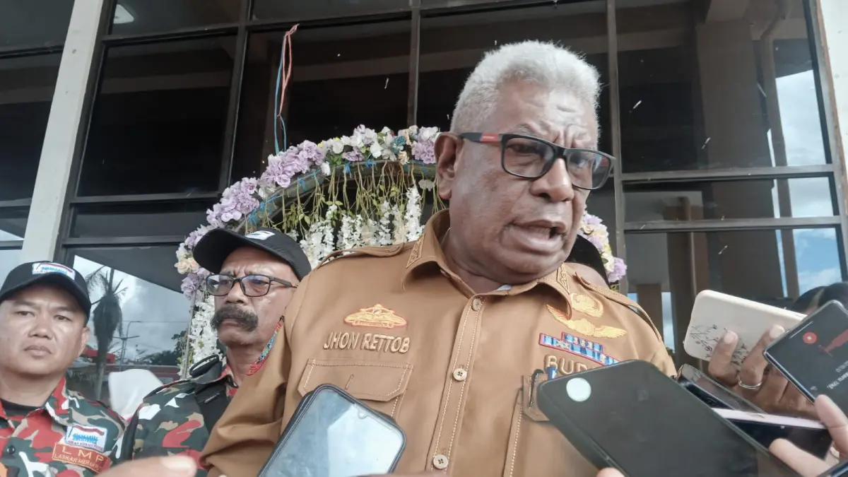 Bupati Mimika Johannes Rettob. (CEPOSONLINE.COM/MOH. WAHYU WELERUBUN)