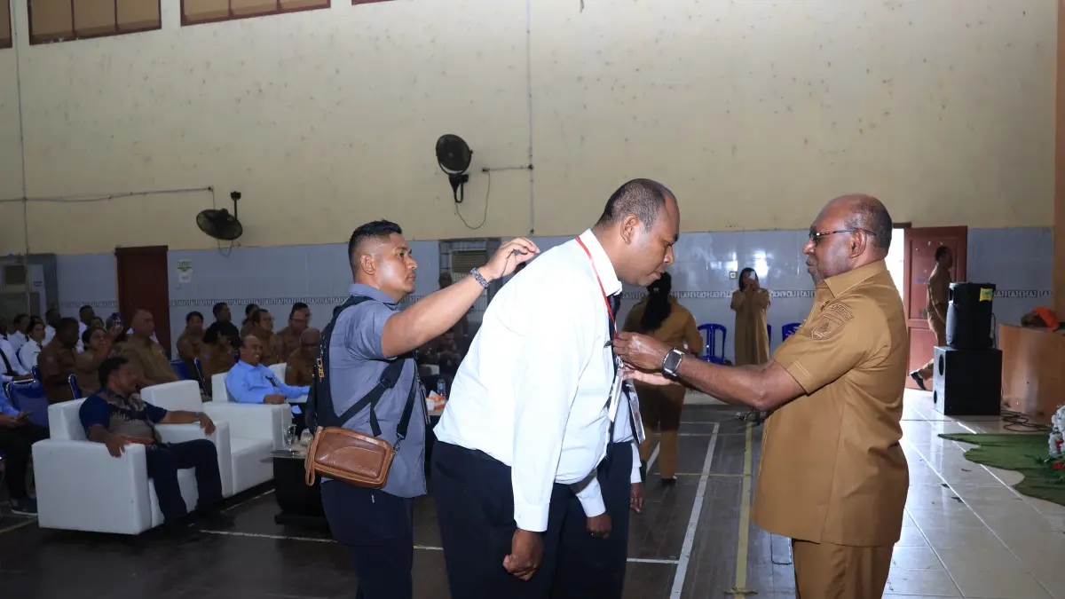 Calon Pegawai Negeri Sipil (CPNS) golongan II formasi 2024 saat mengikuti pembukaan pelatihan dasar di GOR Hiad Sai Merauke, Selasa (28/4) 

(Humas Biro Umum Setda Papua Selatan/Ceposonline.com) 