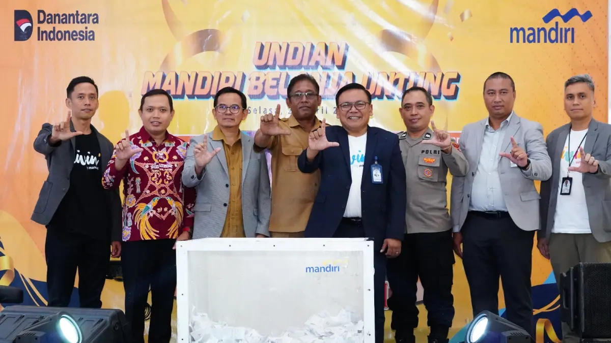 Foto bersama dalam pengundian hadiah utama 1 unit Honda PCX ABS Roadsync dan 1 unit Yamaha Nmax Turbo Tech Max Ultimate dan berbagai hadiah menarik lainnya dalam program Mandiri Belanja Untung Mall Jayapura
Selasa (28/4/2026).