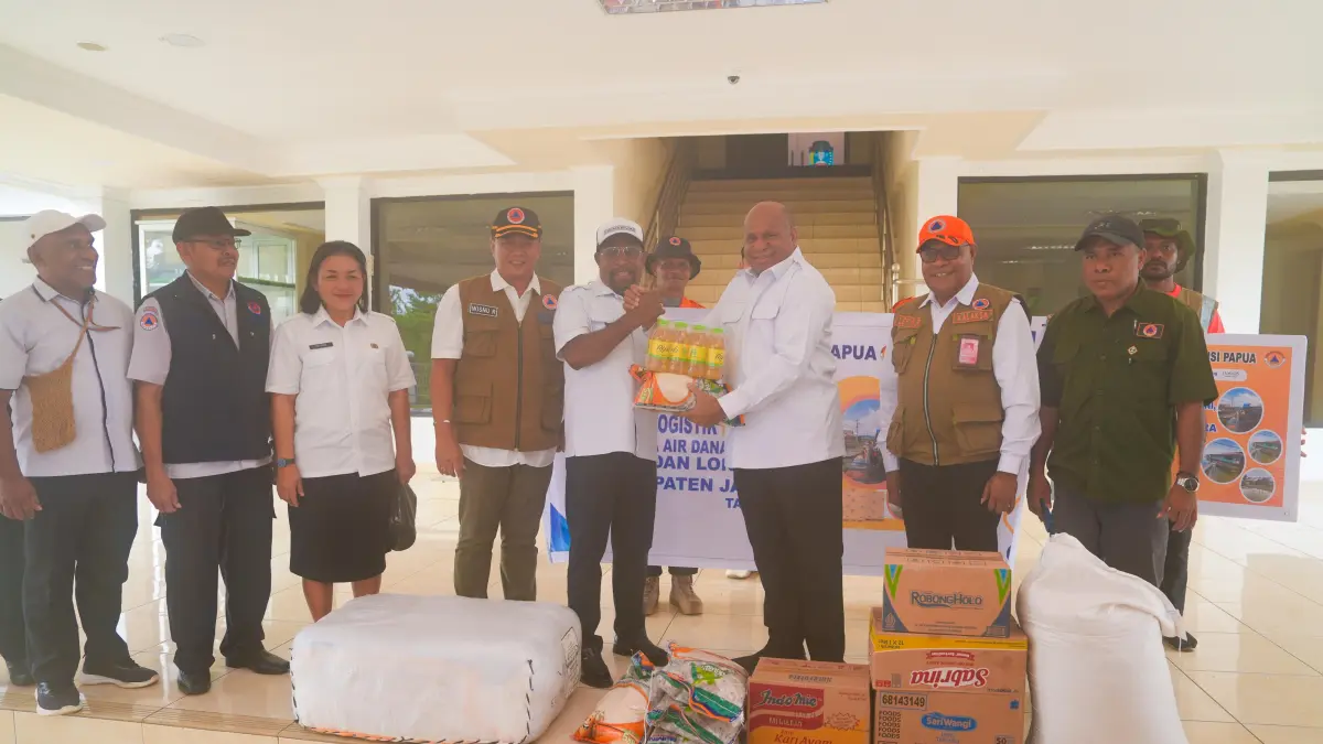 Gubernur Papua Mathius  Fakhiri saat menyerahkan bantuan bapok korban bencana banjir kepada Bupati Jayapura, Yunus Wonda, Rabu (29/4/2026).
(CEPOSONLINE.COM_YOHANA)