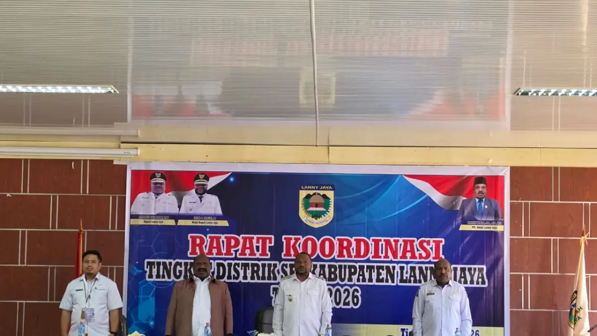 Bupati Lanny Jaya, Aletinus Yigibalom, S.Pd dan ditutup oleh Wakil Bupati Lanny Jaya, dan dihadiri oleh 39 Kepala Distrik, Wakil Bupati Fredi Ginia Tabuni, ST, Plt Sekda Tendien Wenda, S.Th., S.IP., M.Si, mengikuti Rapat Koordinasi Tingkat Distrik se-Kabupaten Lanny Jaya Tahun 2026 di Aula Kantor Bupati, Rabu (22/4). ( humas Lanny Jaya)