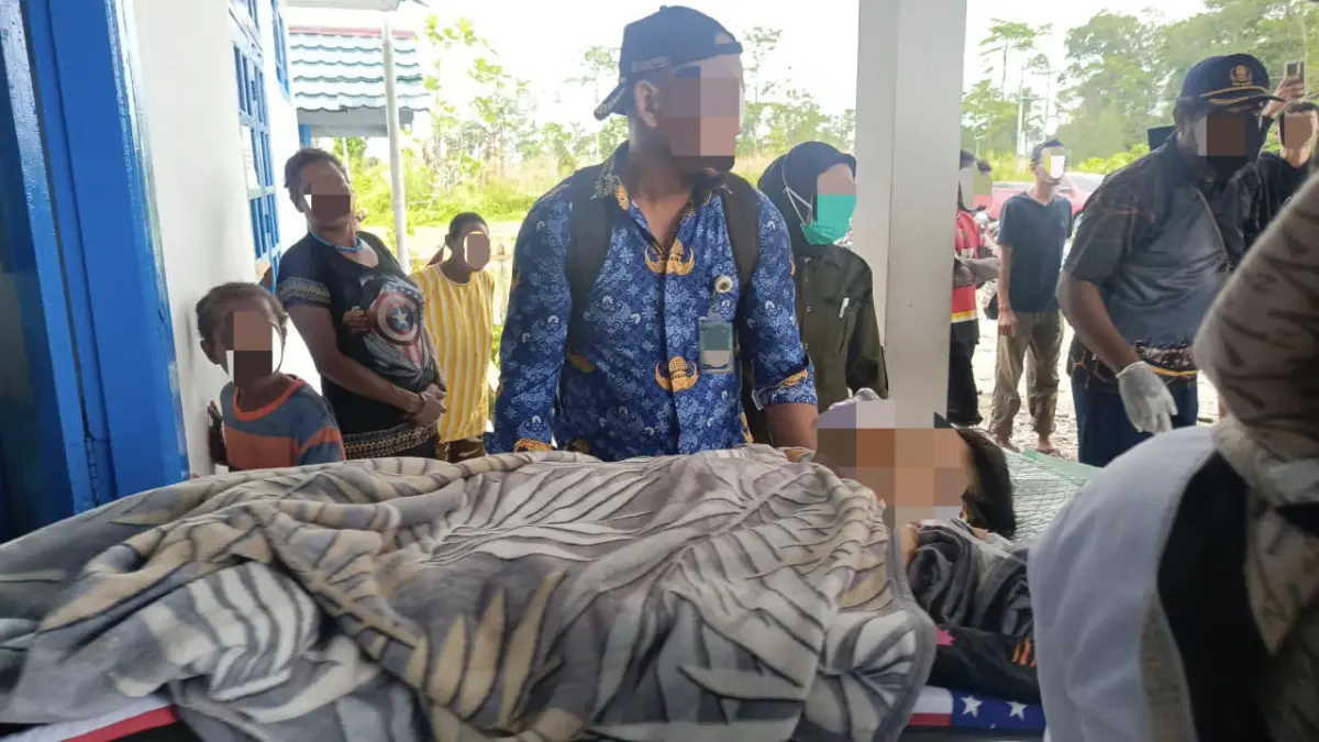 Korban ASN saat dirujuk ke Jayapura untuk mendapatkan perawatan medis, Senin (27/4/2026). (CEPOSONLINE.COM/ODC)