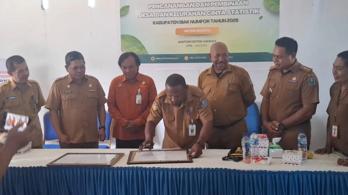 Para kepala kampung dan lurah menandatangani pencanangan Desa Cantik, di Aula Kantor Distrik Samofa, Selasa (28/04/2026). (FIKTOR PALEMBANGAN/CENDERAWASIH POS)&nbsp;