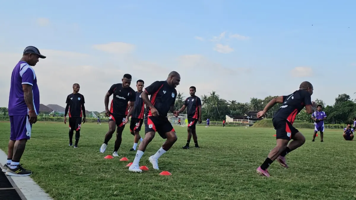 Pemain Persipura menjalani latihan saat TC di Jogjakarta pada bulan Juni 2025 lalu. (CEPOSONLINE.COM/HANS PALEN).