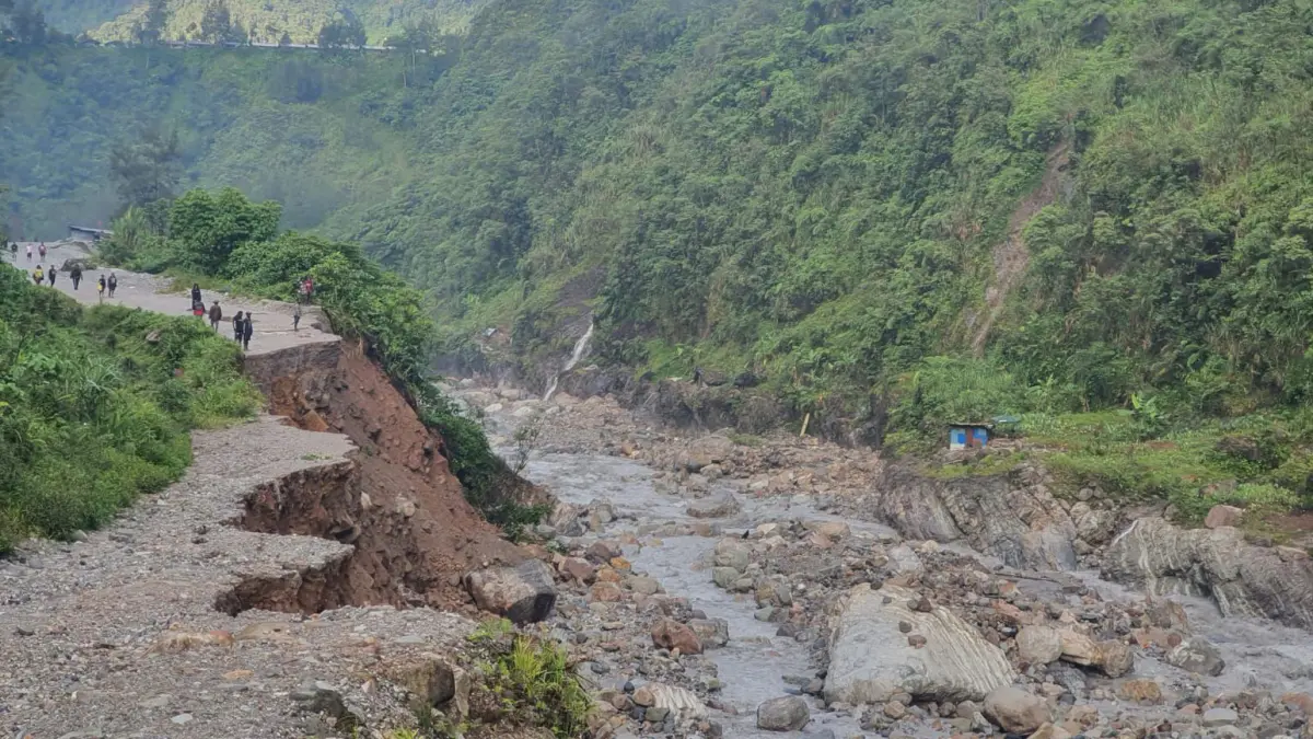 Potret lokasi bencan longsor yang memutus akses jalan di Distrik Tembagapura, tepatnya di Kampung Waa Banti-Kimbeli. (CEPOSONLINE.COM/Istimewa).