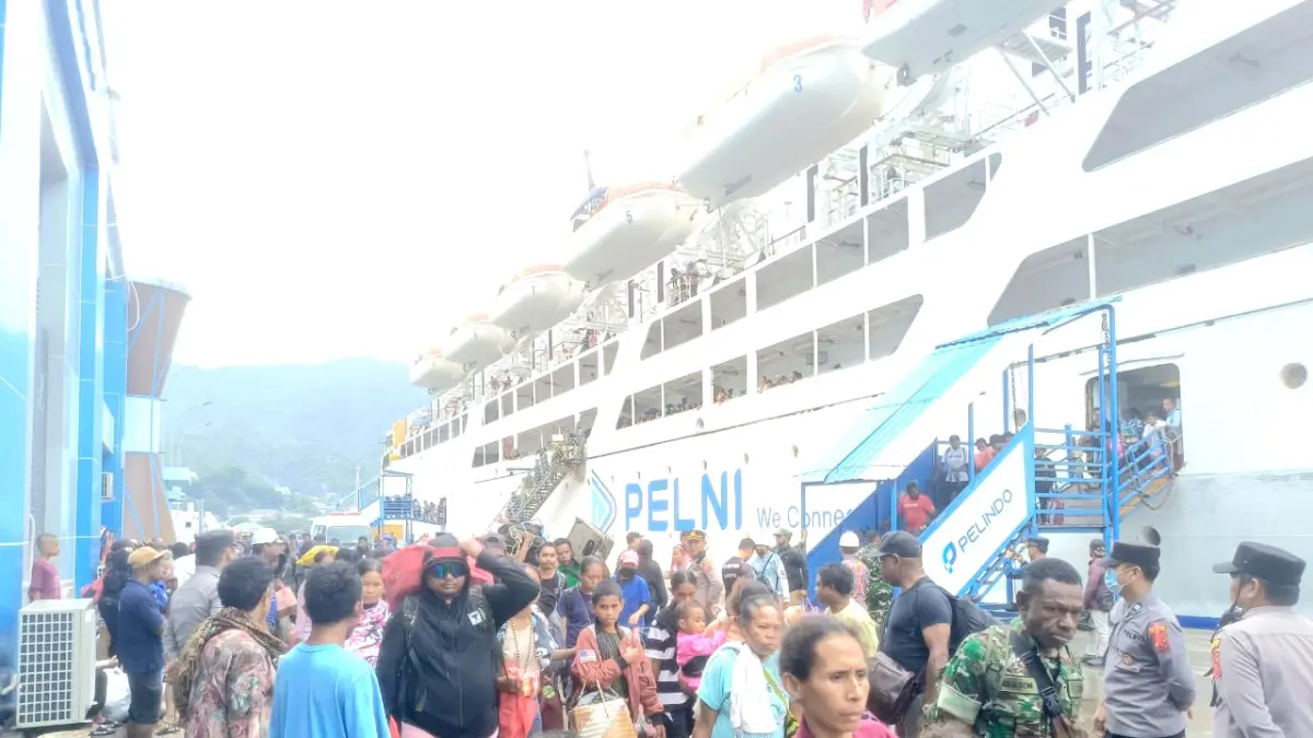 Sejumlah penumpang yang naik dan trun dari kapal yang sandar di pelabuhan Jayapura beberapa waktu lalu. (Ceposonline.com/Dok.Cepos)&nbsp;