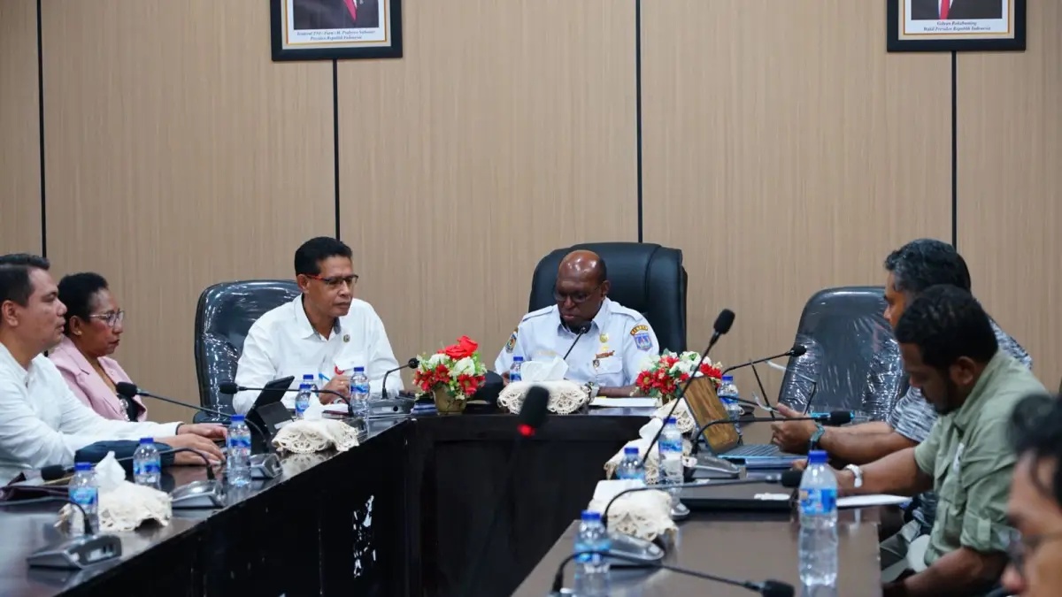 Sekda Papua Selatan Ferdinandus Kainakaimu saat pimpin &nbsp;pada pembentukan membentuk Forum Energi Daerah Papua Selatan, &nbsp;Rabu (29/4/2026)&nbsp;

(Humas Biro Umum Setda Papsel/Ceposonline.com)