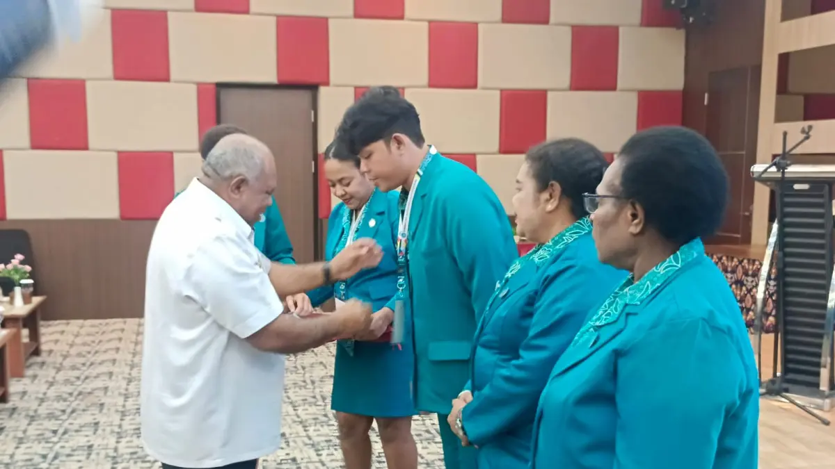 Staf Ahli Gubernur Papua Selatan Bidang Ekonomi, Keuangan dan Pembangunan Nelson Sasarari saat menyematkan tanda peserta pada pembukaan Rakerda I TP PKK Papua Selatan, Rabu (29/4). &nbsp;&nbsp;