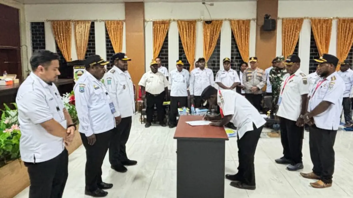 Wakil Bupati Lanny Jaya, Fredi Ginia Tabuni ST (FGT) dalam kegiatan penutupan Rapat Koordinasi Tingkat Distrik se-Kabupaten Lanny Jaya Tahun 2026 yang berlangsung di Aula Kantor Bupati, Rabu (22/4) foto: Humas Lanny Jaya/eposonline.com