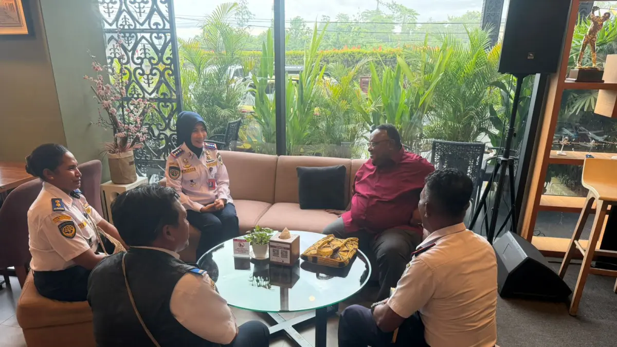 Wakil Ketua IV DPR Papua Tengah, John NR Gobai saat bertemu Pimpinan dan Staff Dinas Perhubungan Mimika. (CEPOSONLINE.COM/ISTIMEWA)&nbsp;