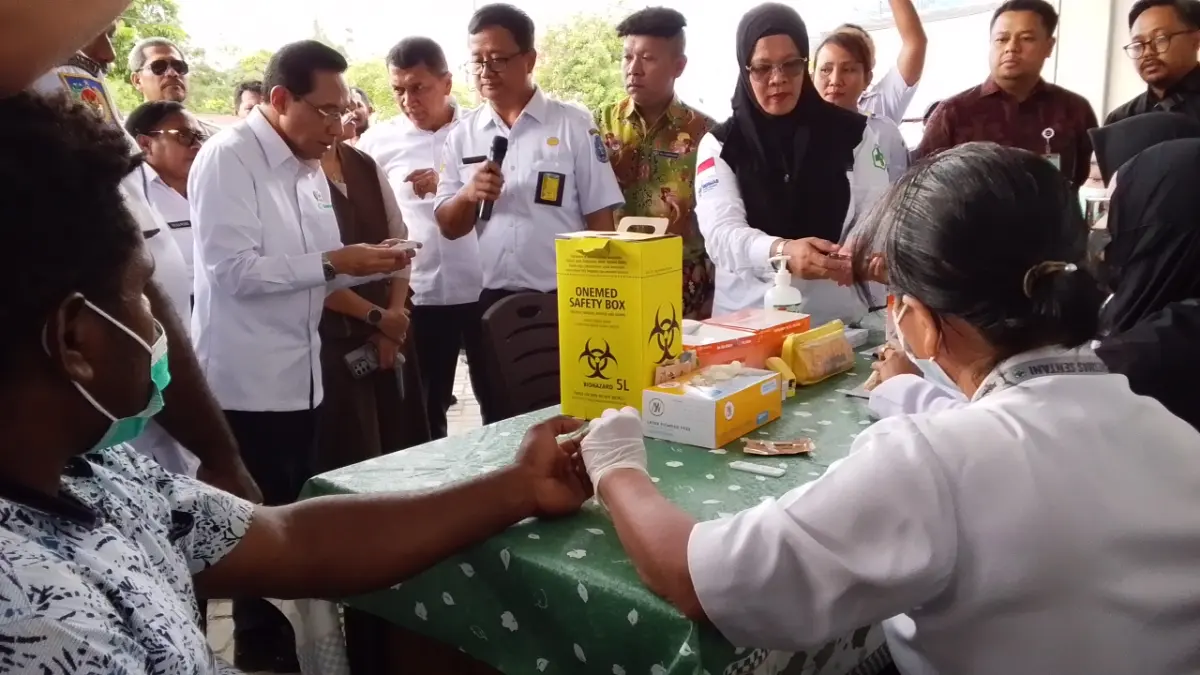 Wakil Menteri Kesehatan, Benjamin Paulus Octavianus bersama rombongan saat melihat langsung pelayanan pemeriksaan malaria di Puskesmas Sentani, Rabu (29/4/2026).
(CEPOSONLINE.COM_YOHANA).