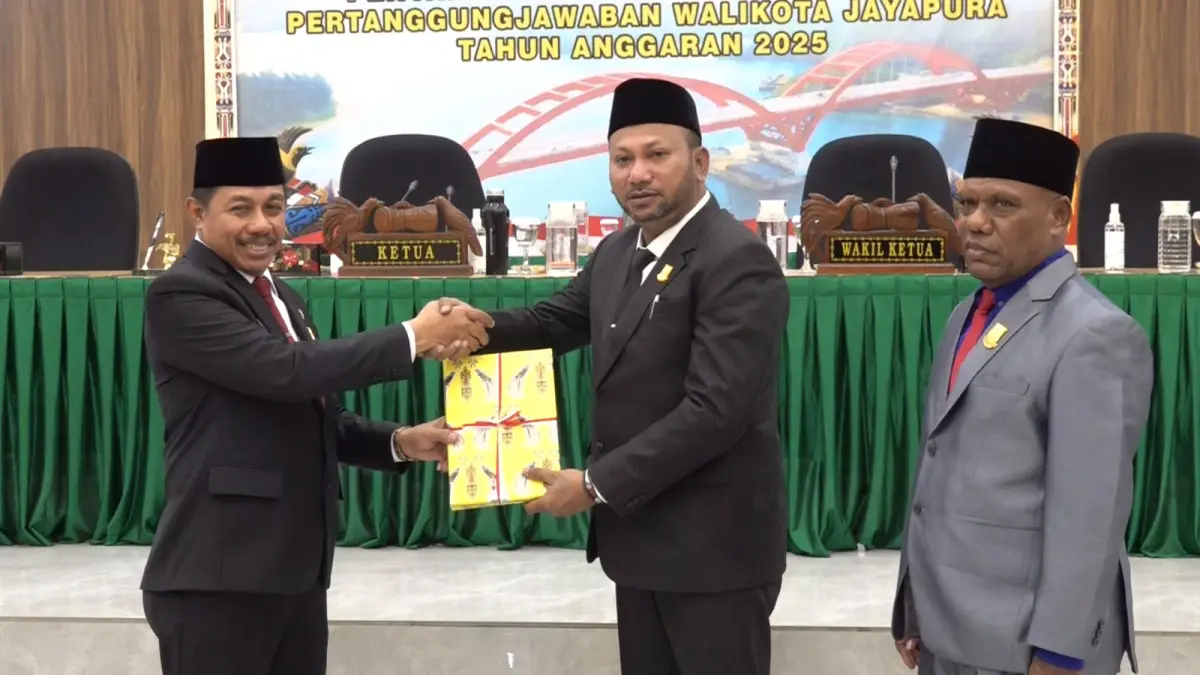 Wakil Wali Kota Jayapura, Rustan Saru ketika menyerahkan LKPJ kepada Ketua DPRK Kota Jayapura, Theos Ajomi. (CEPOSONLINE.COM/HUMAS PEMKOT).