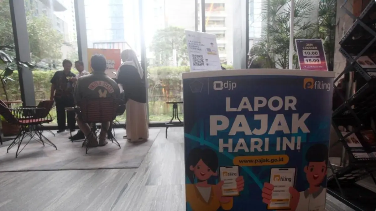 Aktivitas wajib pajak melakukan lapor pajak pribadi dan Surat Pemberitahuan Tahunan (SPT) di Gerai Pojok Pajak, ASHTA District 8, Jakarta. (Dery Ridwansah/JawaPos)