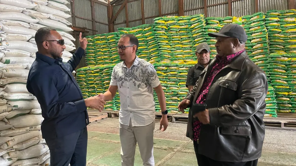 Anggota Komisi XIII  DPR RI Yan P Mandenas bersama Wagub Papua Pegunungan, Ones Pahabol saat Kunker ke gudang Bulog Wamena guna melihat ketersediaan stok bahan pangan, Kamis (30/4/2026).(Ceposonline.com/Deni)