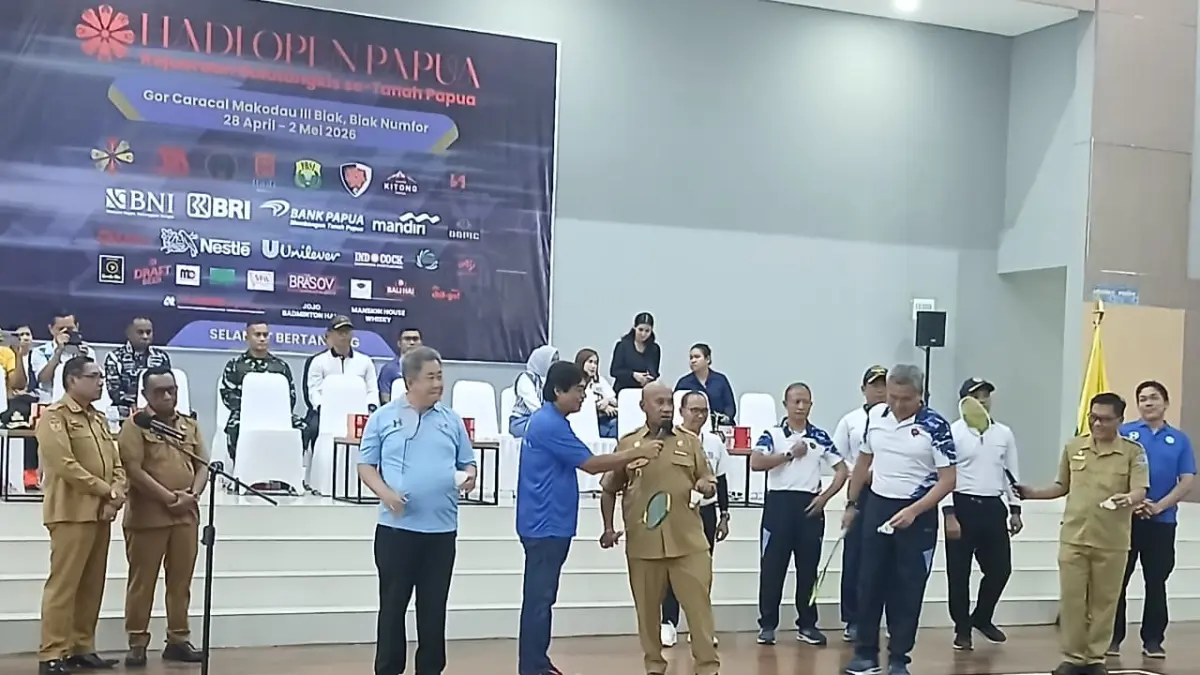 Bupati Biak Numfor Markus O. Mansnembra &nbsp;membuka kejuaraan &nbsp;Hadi Open tahun 2026, di GOR Caracal Makodau III Biak, Selasa (28/04/2026).(FIKTOR PALEMBANGAN/CENDERAWASIH POS)