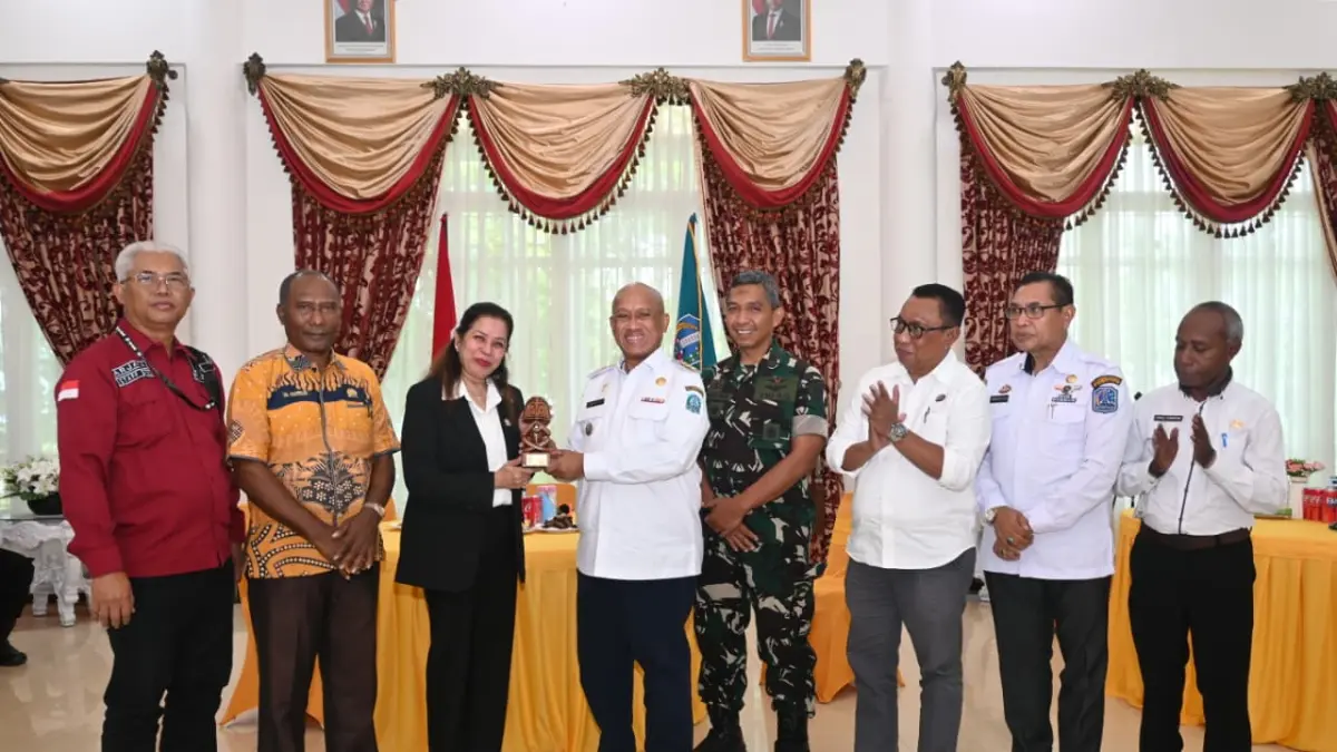 Bupati Biak Numfor Markus O. Mansnembra, SH.,MM memberikan cinderamata kepada Anggota Komite II MPR/DPD RI, Lalita,S.H.M.H setelah pertemuan di Gedung Negara BN 01, Rabu (29/4/2026).
