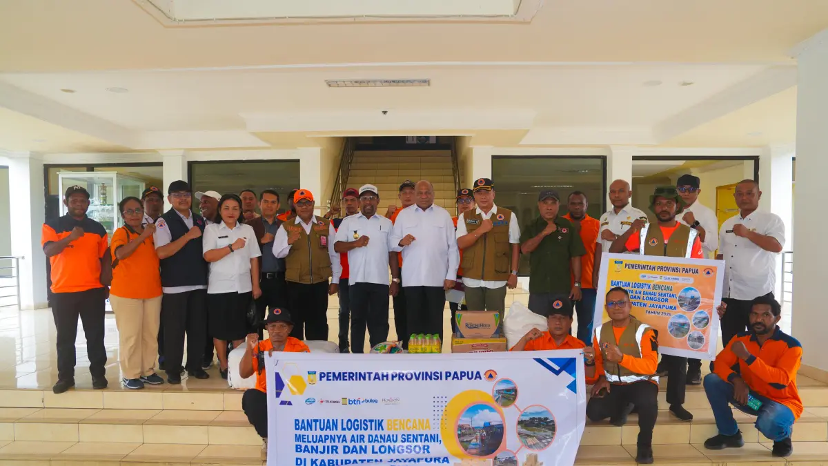 Gubernur Papua, Matius D Fakhiri didampingi para Kepala OPD saat menyerahkan bantuan kemanusiaan kepada Pemerintah Kabupaten Jayapura, Rabu (29/4/2026). (Ceposonline/Humas Pemprov).