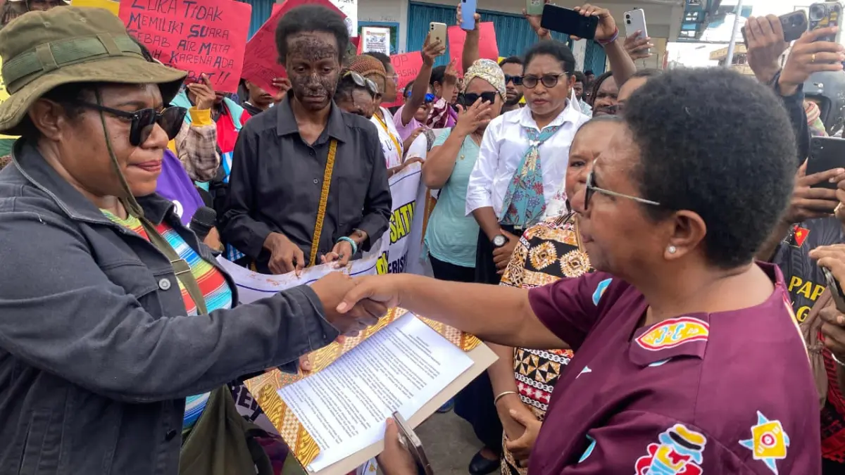 MRP saat menerima dokumen aspirasi dari kelompok Suara Perempuan Papua Bersatu di Lingkaran Abepura, Kamis (30/4/2026).(Ceposonline.com/Jimi).
