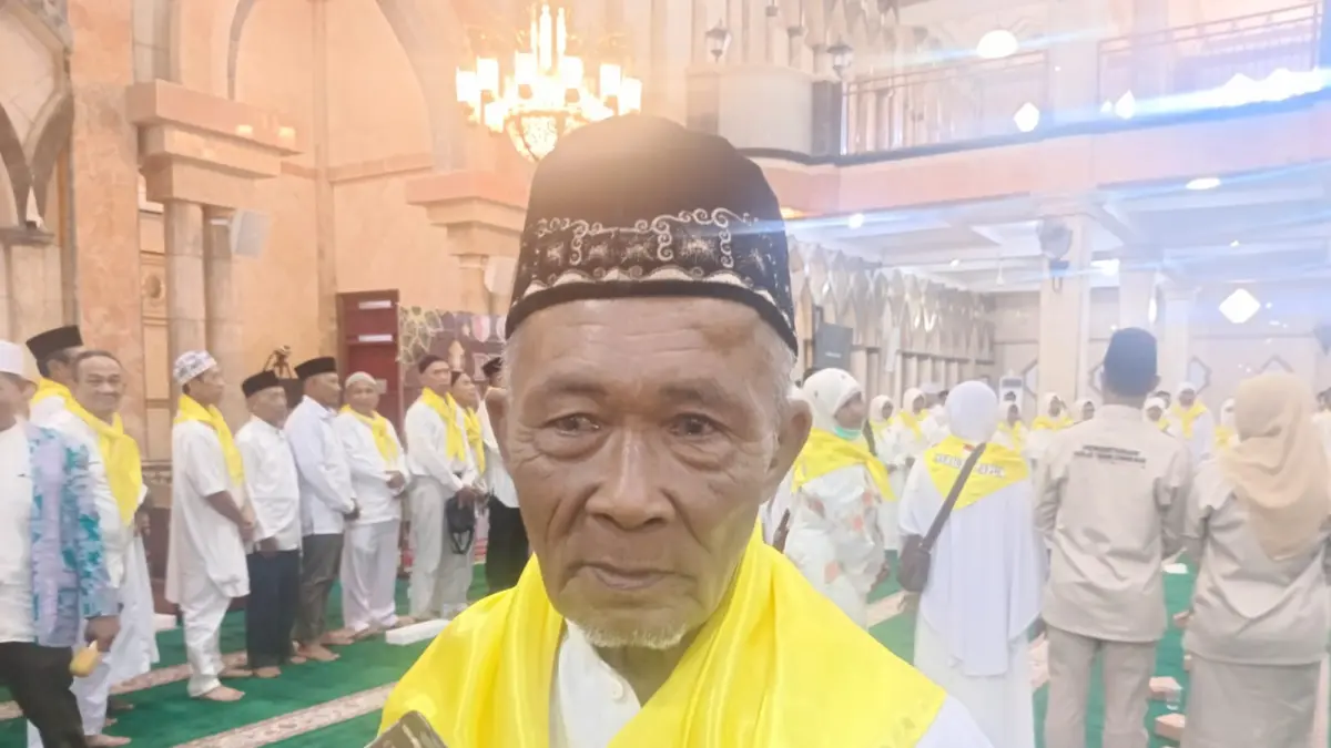 Ngalimin, salah satu calon jemaah haji tertua dari Kabupaten Merauke, usai pelepasan secara resmi di Masjid Al-Aqsa Merauke, Kamis (30/4/2026).(Sulo/Ceposonline.com).