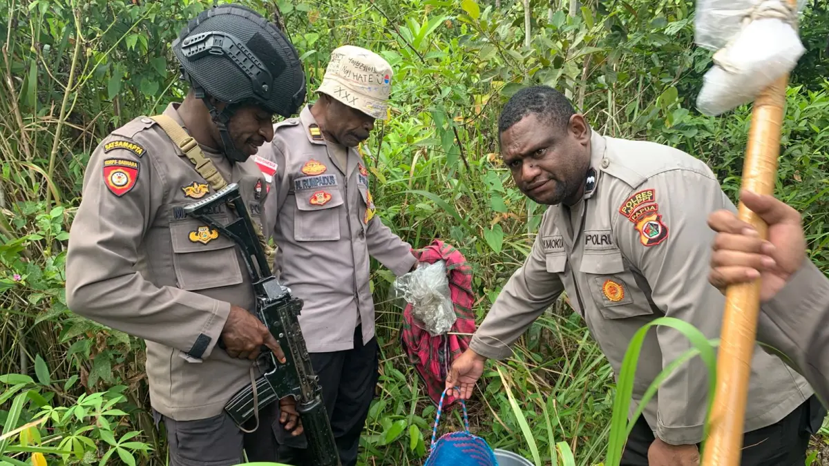 Polres Mappi saat melakukan razia miras dan memberikan imbauan kepada masyarakat di Kampung Obaa dan Dagimon untuk tidak produksi miras lokal, Rabu (29/4/2026). (Humas Polres Mappi/Ceposonline.com)&nbsp;