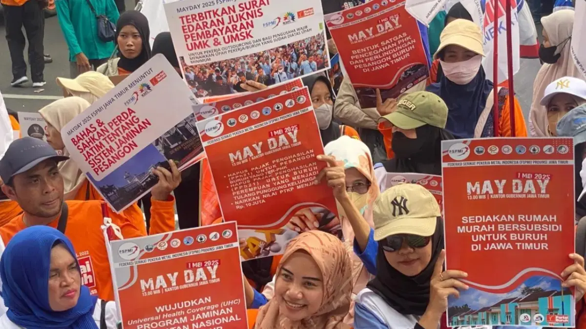 Poster berisi tuntutan dibawa oleh buruh pada peringatan May Day 2025. (Ceposonline.com/Juliana Christy/JawaPos.com)