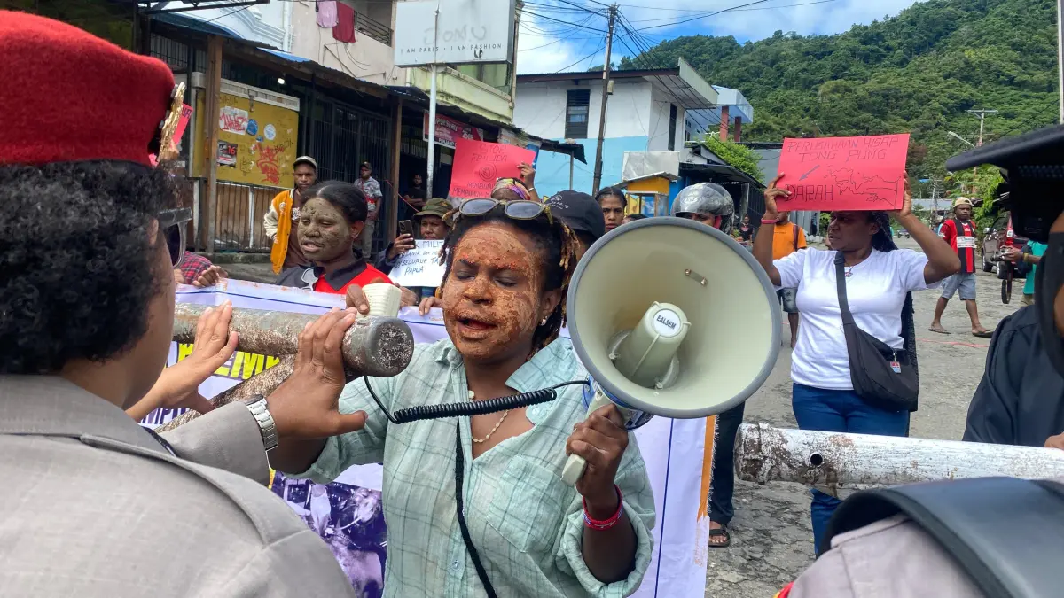 Suara Perempuan Papua Bersatu saat mengelar aksi mimbar bebas di Lingkaran Abepura, Kamis (30/4/2026).(CEPOSONLINE.COM/JIMI).