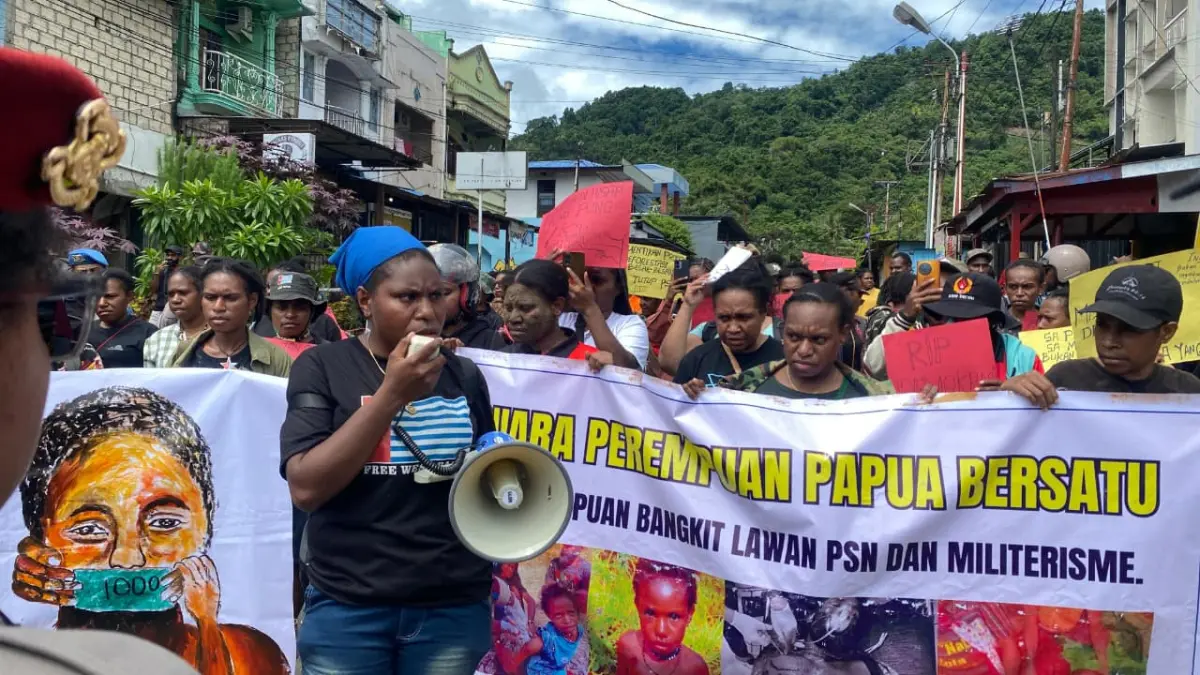 Suara Perempuan Papua Bersatu saat mengelar mimbar bebas di Lingkaran Abepura, Kamis (30/4/2026).(Ceposonline.com/Jimi)