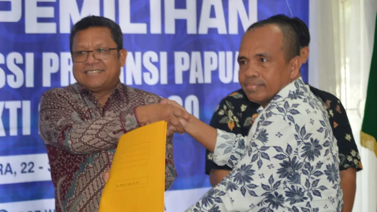 Tim pemenangan yang diwakili Soleman Ur dan Riko Walubun saat mengembalikan berkas pencalonan Ketua PSSI Papua, Abisai Rollo kepada Komite Pemilihan Ketua PSS PapuaKamis (30/4/2026) pagi tadi (CEPOSONLINE.COM/HANS PALEN)