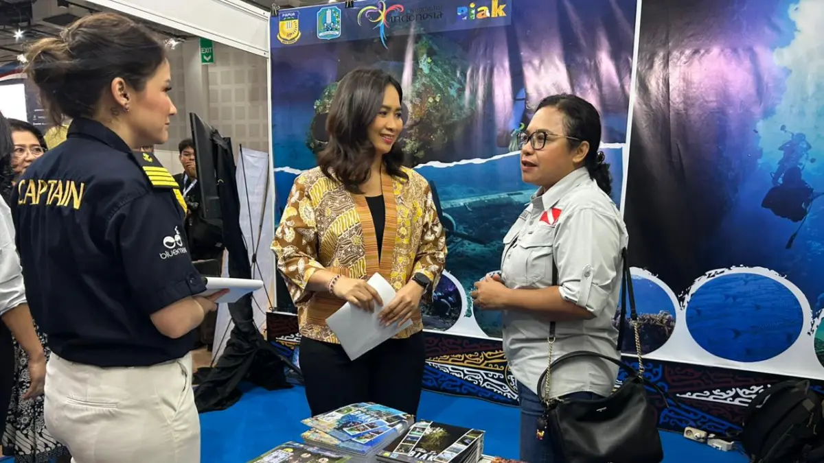 Wakil Menteri Pariwisata Ni Luh Puspa &nbsp;ketika berbincang-bincang dengan &nbsp;Kepala Bidang Promosi di Dinas Pariwisata Kabupaten Biak Numfor Imelda Wospakrik, S.Pd, M.M saat mengunjungi stand Biak, di &nbsp;Marine Actions Expo 2026, &nbsp;Jakarta, 24 April 2026.&nbsp;