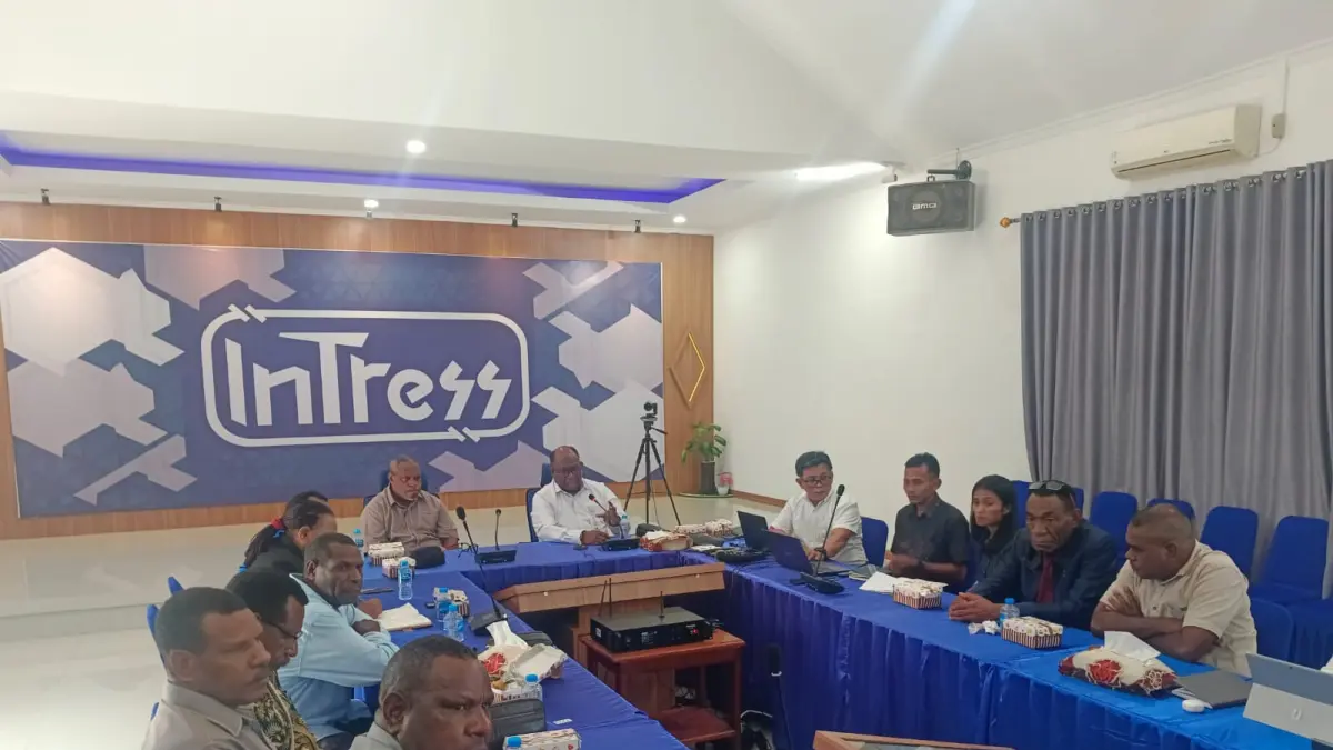Ketua BP3OKP Papua Selatan Yoseph Yanawo Yolmen didampingi Ketua MRP Papua Selatan saat menggelar rapat perdana dengan BP3OKP, DPRP, MRP dan DPRK &nbsp;terkait kolaborasi dalam pembinaan dan pengawasan dana Otsus, di Kantor BP3OKP Papsel, Kamis &nbsp;(30/4/2026).(Sulo/Ceposonline.com).