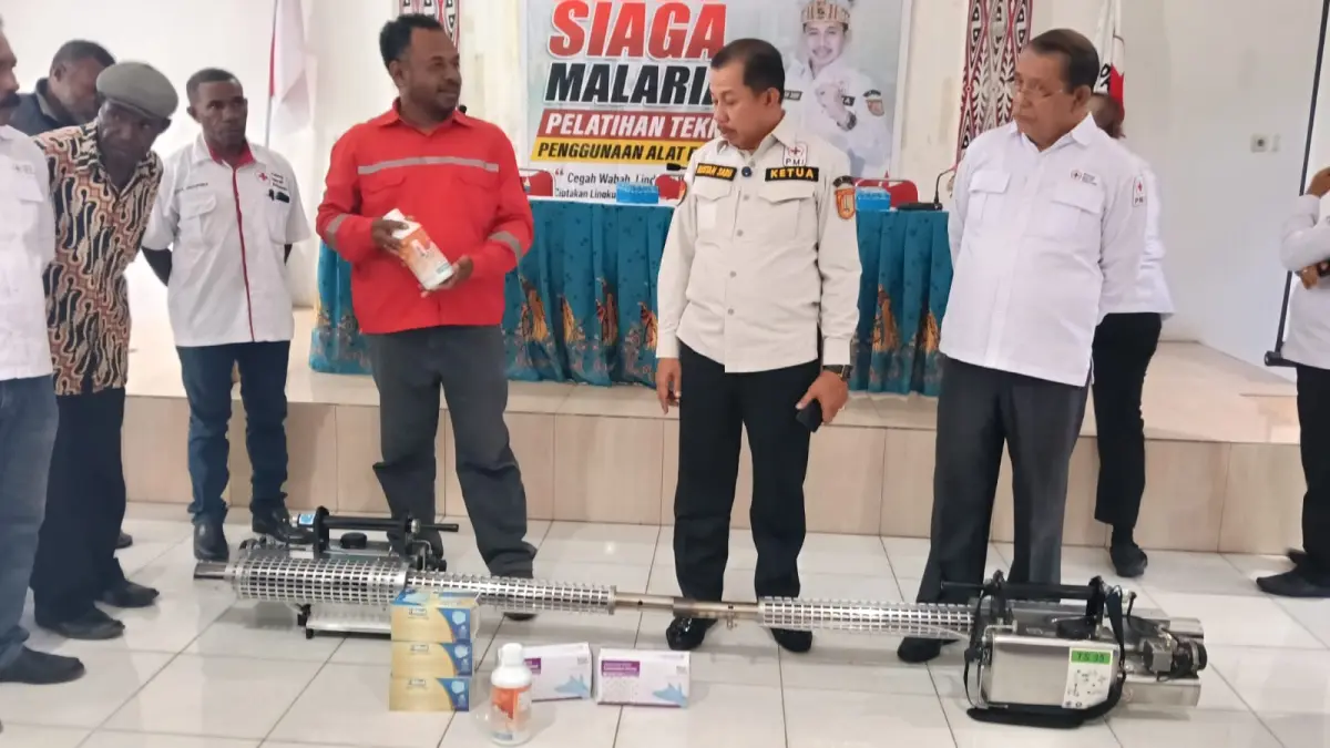 Ketua PMI Kota Jayapura Rustan Saru, bersama pengurus dan peserta pelatihan mendengarkan arahan Narsum dari Dinkes Kota Jayapura dalam pelatihan penggunaan fogging dalam mencegah kasus Malaria dan DBD di aula Distrik Jayapura Utara, Jumat (1/5/2026)
(CEPOSONLINE.COM/PRIYADI)