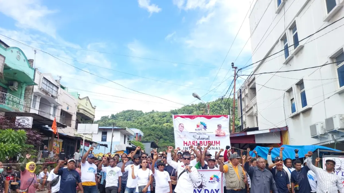 Kaum buruh bersama KSPI Papua gelar aksi damai peringati Hari Buruh Internasional (May Day) di Lingkaran Abepura, Kota Jayapura Papua, Jumat (1/5/2026)
(Karel/ceposonline.com)