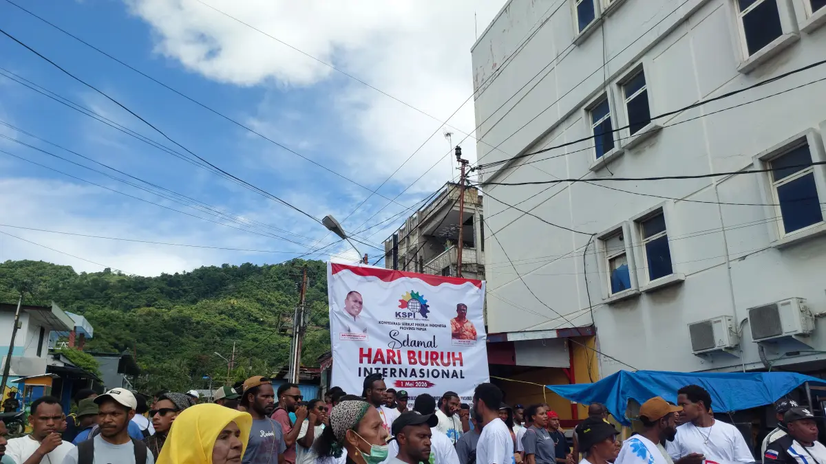 Nampak para buruh melakukan aksi demo dami diseputaran lingkaran Abepura, Jumat. (1/4/2026). (CEPOSONLINE.COM/KAREL)