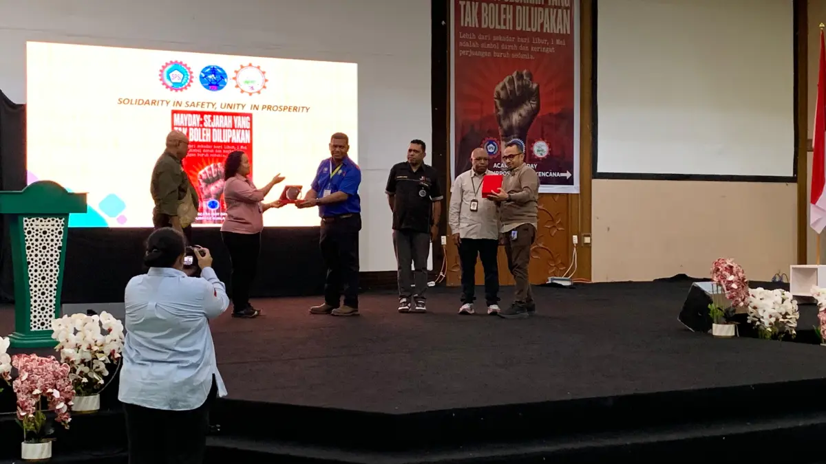 Penyerahan plakat dalam peringatan May Day di lingkungan PTFI di Multipurpose Room Kuala Kencana, Mimika, Papua Tengah, Jumat (1/5/2026). (Foto: CEPOSONLINE.COM/MOH. WAHYU WELERUBUN)