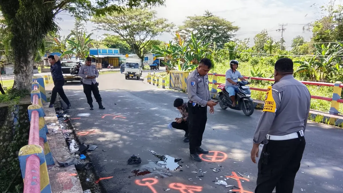 Polisi Lalu Lintas melakukan olah TKP di lokasi kejadian di Jalan Poros Mapurujaya KM 10, Kabupaten Mimika, Jumat (1/5/2026). (Foto: Istimewa).

