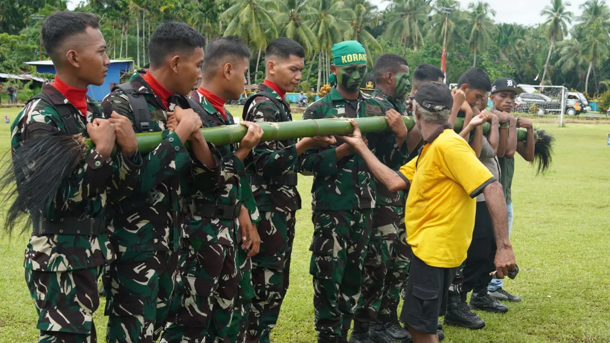 Aksi Bambu Gila yang disajikan warga dari Kampung Paradoi, memukau perhatian penonton, Sabtu (2/5/2026).&nbsp;
(Ceposonline.com/Ismail)